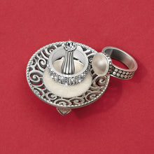 Load image into Gallery viewer, Lacie Daisy Ring Holder

