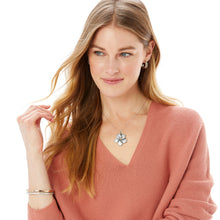 Load image into Gallery viewer, Neptune&#39;s Rings Shell Flower Necklace
